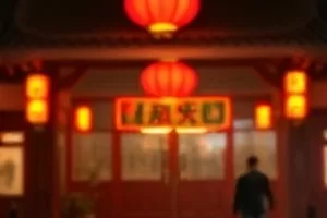 《雪线之上》登山者在雪线之上短暂休整的画面